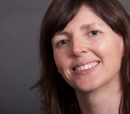 Príomhscéalta na bPáipéar Nuachta.