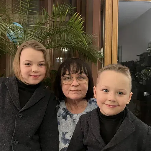 Izbauda laiku ar mazbērniem, bet zaudējums ir klātesošs. Saruna ar Daigas Zvaigznes ģimeni