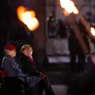 Woher kommt der "Zapfenstreich"?