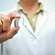 Conoce los beneficios del implante coclear