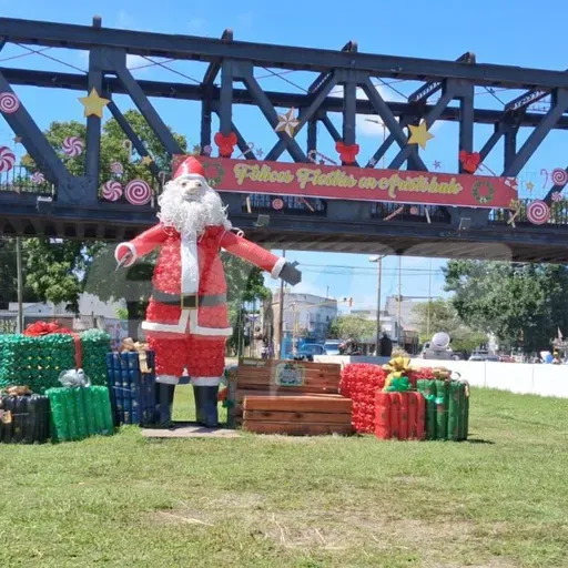 Un Papá Noel hecho con materiales reciclados se exhibe en Aristóbulo del Valle