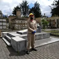 “Velones con alfileres, cabezas de ajos y mariachis”: historias del sepulturero más antiguo de Bogotá