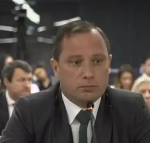 PF cumpre mandado contra Mauro Cid em caso sobre emissão de passaporte para deixar o Brasil