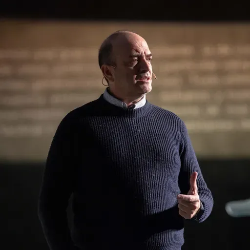 Conferencia Magistral de Omar Hatamleh versión en español