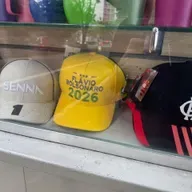 Bonés com o nome de Flávio Bolsonaro são vendidos em banca de área nobre da capital