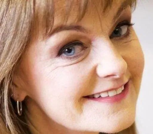 Frances Nic Géadaigh ó sheomra na Nuachta.