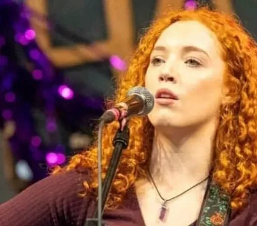 Cathy Nic Cionnaith, amhránaí agus ceoltóir.