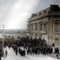 Teatro Municipal: en el barrio de las ranas, rebautizado y con una gallina