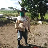 Ernesto Rivero y Esteban Arteaga son dos campesinos que han unido la voluntad, su esfuerzo y deseos de hacer para sacarle el máximo provecho