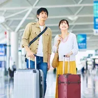 Vì sao không nên mang giày hở mũi khi đi máy bay?