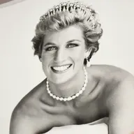 De princesa rebelde a ícono de la moda, el legado de Lady Di