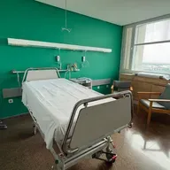 El Hospital de La Ribera renovará la totalidad de sus camas hospitalarias con una inversión de 1,3 millones de euros