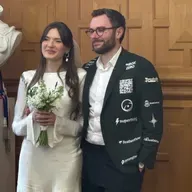 Wie betaal vir die troue?