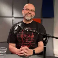 Adrian Chmielarz. Bez zachwytów nad warszawską gastronomią.