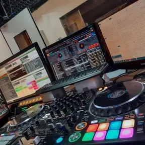 MAXIMA STEREO 97.7 FM