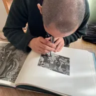 なんかヘンだぞ？　グラビア印刷の魅力を「After Barbed Wire: Cowboys of Our Time」で学ぶ。