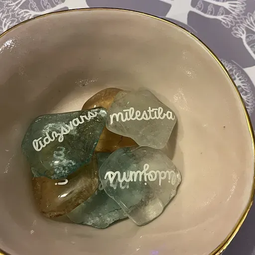 "Augstāk par zemi atvadās. Noslēguma raidījumā par dažiem 15 gadus ilgajā ceļā satiktajiem