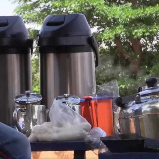 Vente de thé préparé à Niamey : une alternative pour des jeunes (Magazine)