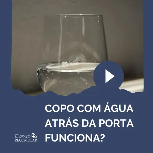 Copo com água atrás da porta funciona? A verdade espiritual que ninguém te conta