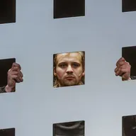 Kas notiek aktiera galvā? Kristapa Kristera Ozola monoizrāde "Sākums" Valmieras teātrī