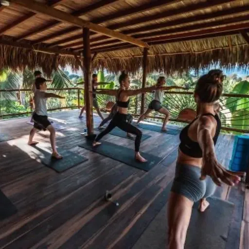¿PLAYA O CALLE? Yoga en el paraíso.