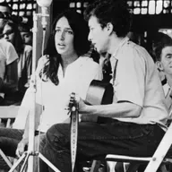 Rockhistorier om året 1975: “Vi skal tilbage til mit værelse i Kokkedal”