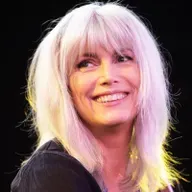 Sin rodeos - Emmylou Harris reedita ‘Spyboy’ con cinco inéditos indispensables - 09/09/25