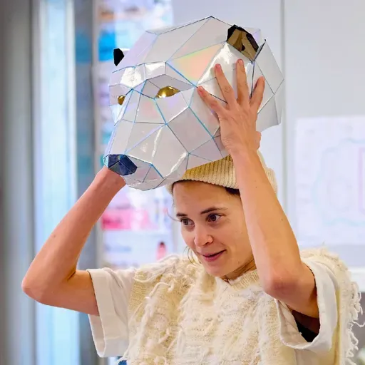 Das Badische Staatstheater bringt Eva Rottmanns Klassenzimmerstück „Die Eisbärin“ in die Schulen