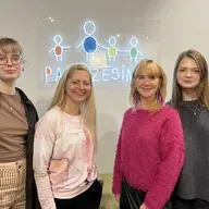 "Palīdzēsim.lv" labie darbi. Kā viss sākās, stāsta izveidotājas - Ilze un Inga Skujas