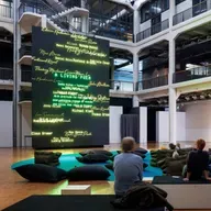 Dichten mit Künstlicher Intelligenz - die amerikanische Künstlerin Sasha Stiles präsentiert „A Living Poem“