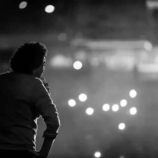 عنيكي تحت القمر