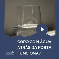 Copo com água atrás da porta funciona? A verdade espiritual que ninguém te conta