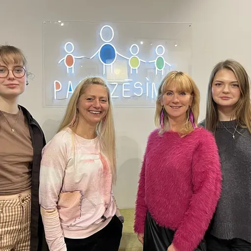 "Palīdzēsim.lv" labie darbi. Kā viss sākās, stāsta izveidotājas - Ilze un Inga Skujas