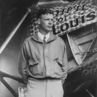 Charles Lindbergh cruzó el océano Atlántico (1927)