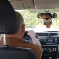 Más que una máquina, un guardián del camino.