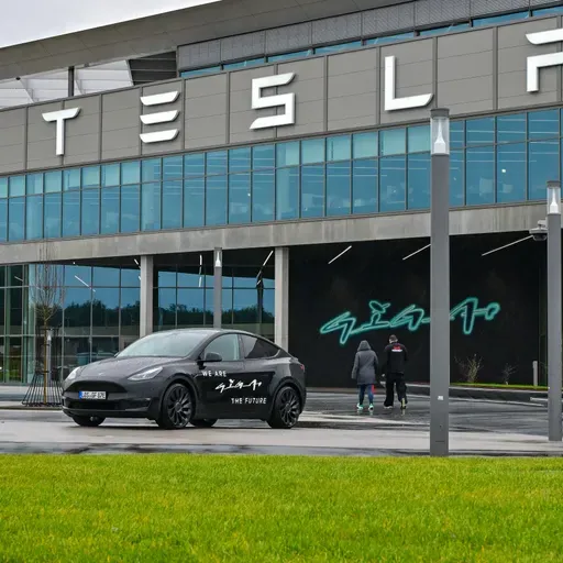 La Brújula de la Economía: El derrape de Tesla y la desestabilización de la economía mundial 