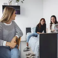 Dzīve kopmītnēs vidusskolas laikā: cik tas ir izaicinoši un kā skolas to organizē?