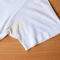 Saiba como tirar mancha de desodorante das roupas!