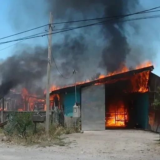 El Bolsón: Arman cadena solidaria para familia que perdió todo en un incendio