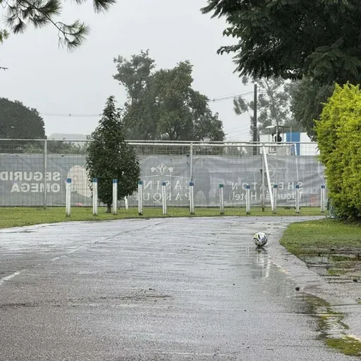 Bajo el agua y a puertas cerradas: Atlético desafió la lluvia con la mente puesta en Gimnasia