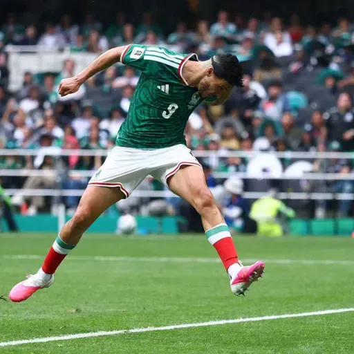 Chaos at Azteca: Three red cards and one emotional hero