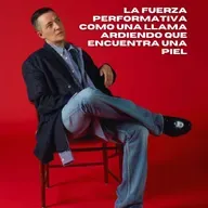 La fuerza performativa como una llama ardiendo que encuentra una piel
