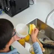 Afinal, quando trocar a esponja da cozinha? Lucy orienta!