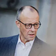 Die Woche vom 18.10. bis 24.10.2025 - Migration: Diskussion wegen Kanzler Merz, EU beschließt neue Strafen gegen Russland, Liefer-Probleme bei Computer-Chips