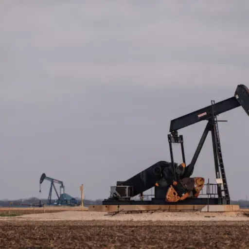 El petróleo se dispara por el conflicto en Medio Oriente: ¿cómo impacta en Argentina?