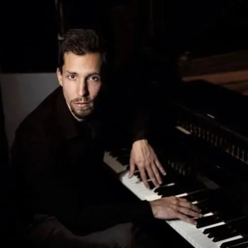 Thomas Linger, un debut con aire de clásico.