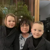 Izbauda laiku ar mazbērniem, bet zaudējums ir klātesošs. Saruna ar Daigas Zvaigznes ģimeni