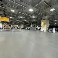 Passageiros passam madrugada na fila do Aeroporto de Guarulhos após presença de drones