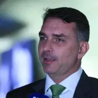 Flávio Bolsonaro sobe o tom contra governo e STF: 'quem tinha que estar preso está comandando o Brasil'