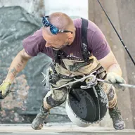 Darba drošība: visbiežāk cilvēki gūst traumas paklupšanas vai paslīdēšanas dēļ